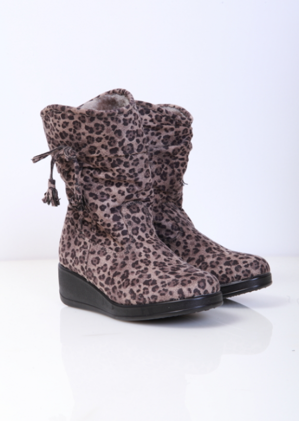 Sepatu boots dengan motif animal print